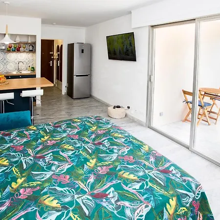 Apartman Romantic Sea View Studio, Steps Away From The *