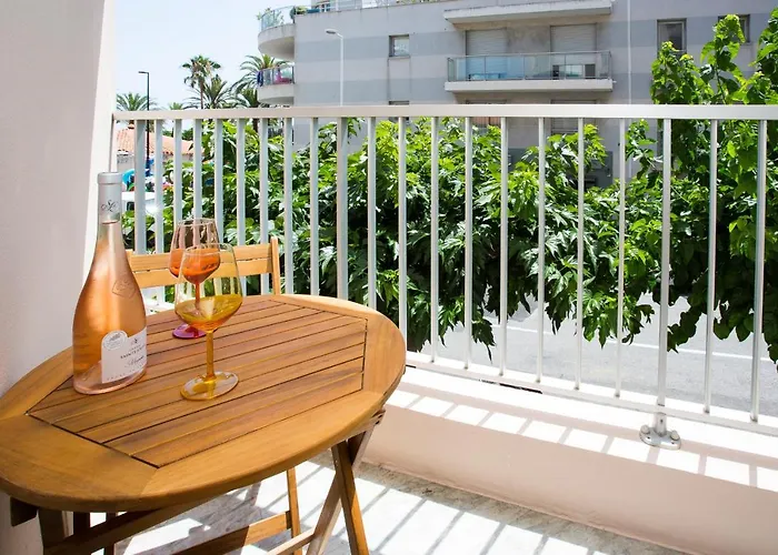 Apartment Romantic Sea View Studio, Steps Away From The